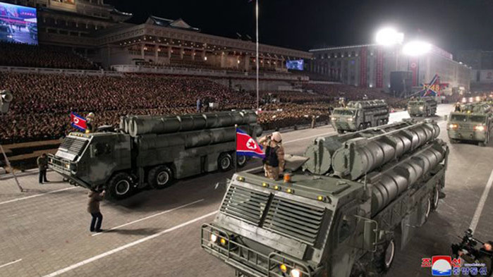 Ким Чен Ун заведе дъщеря си на военен парад (СНИМКИ)