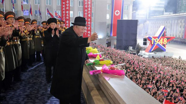 Севернокорейският лидер Ким Чен Ун участва в голям военен парад по