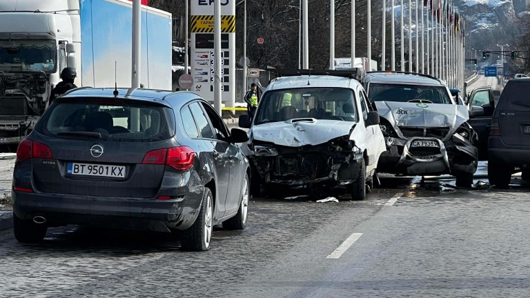 Полицаи с автомати пазят инкасо автомобил в катастрофата с още 6 коли във Велико Търново