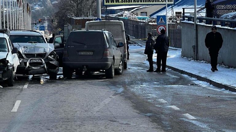 Полицаи с автомати пазят инкасо автомобил в катастрофата с още 6 коли във Велико Търново