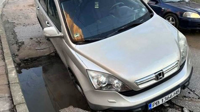 Шофьорка реши да паркира върху спукан водопровод и забави с