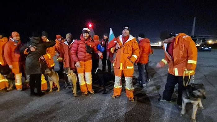 С хляб и сол посрещаха спасителните екипи, които се прибраха от Турция