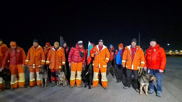 С хляб и сол посрещаха спасителните екипи, които се прибраха от Турция