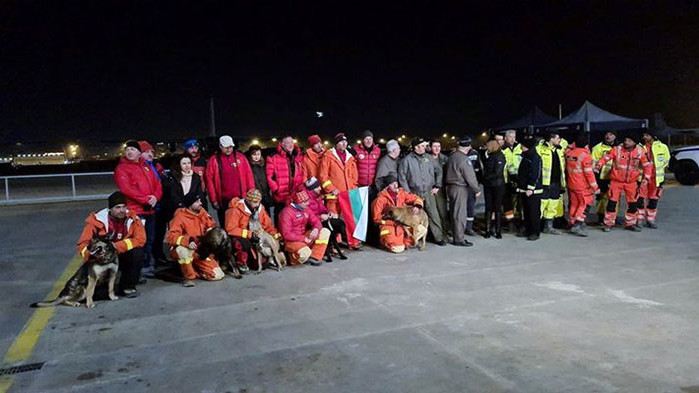 С хляб и сол посрещаха спасителните екипи, които се прибраха от Турция