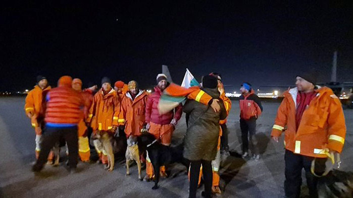 С хляб и сол посрещаха спасителните екипи, които се прибраха от Турция