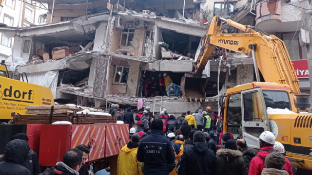 Австрийската армия преустанови спасителните операции в опустошената от земетресението Турция