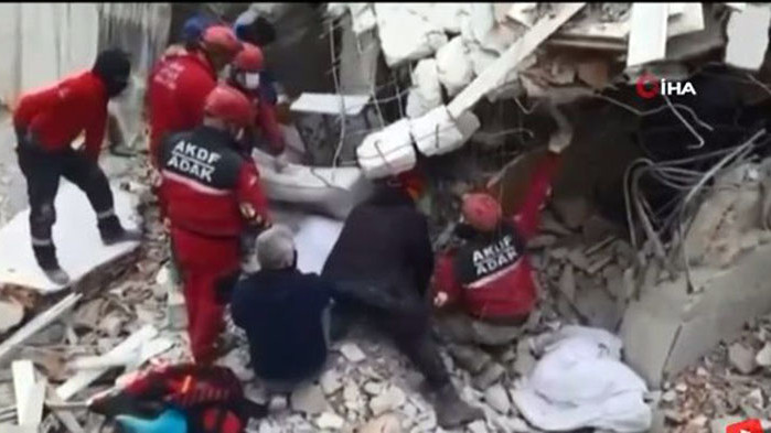 Отломки от сграда падат върху турски спасители, които се опитват