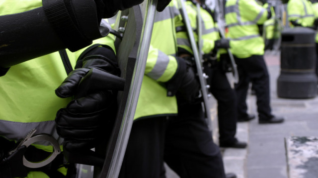15 задържани при антимигрантски протест в Англия