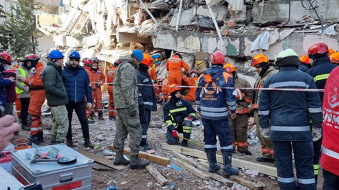 С аплодисменти и цветя посрещнахме снощи българските самолети Спартан“ с