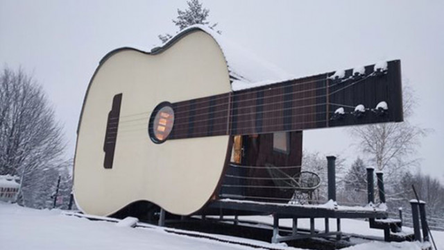 Къща за гости във формата на китара построиха Драгош и Мадалина