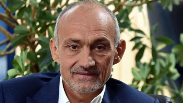 Натискът идва от определена група хора, която преди притежаваше една