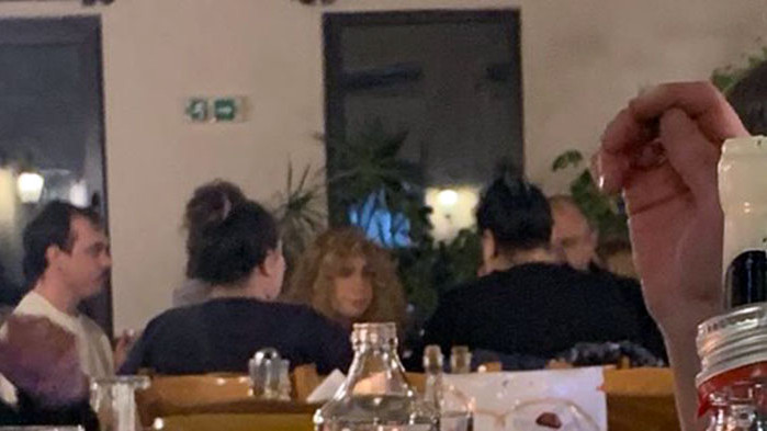 Президентът, спортно облечен, с приятели на дъщеря си Дарина, дискретно вечеря за