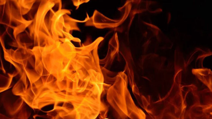 Три екипа на противопожарната служба гасиха огъня до рано сутринта