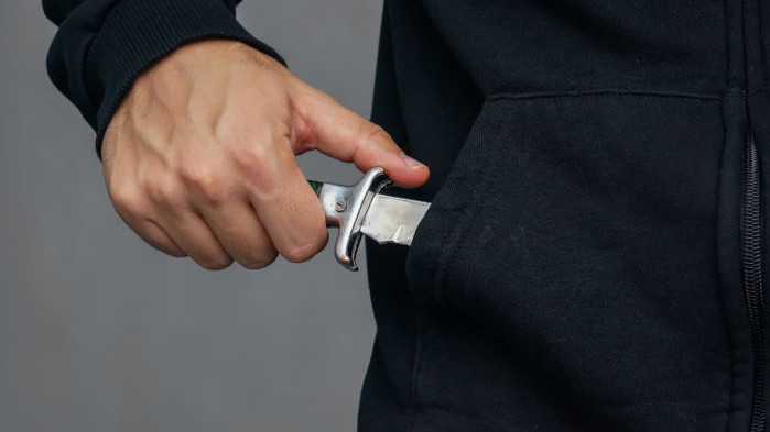 14-годишно дете и мъж ограбиха бургазлия след заплаха с нож