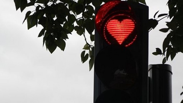 Светофарите в Пазарджик светят със сърца