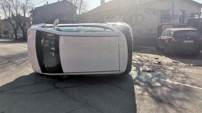 Автомобил се обърна на булевард в Казанлък. Колата е управлявана