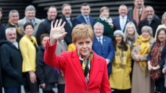Първият министър на Шотландия Никола Стърджън подаде оставка съобщи BBC  52 годишната