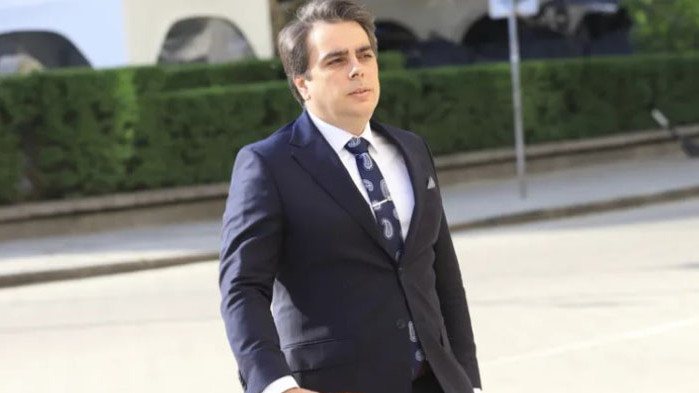 За Асен Василев най-големите ни проблеми са свинското със зеле и чорапогащите