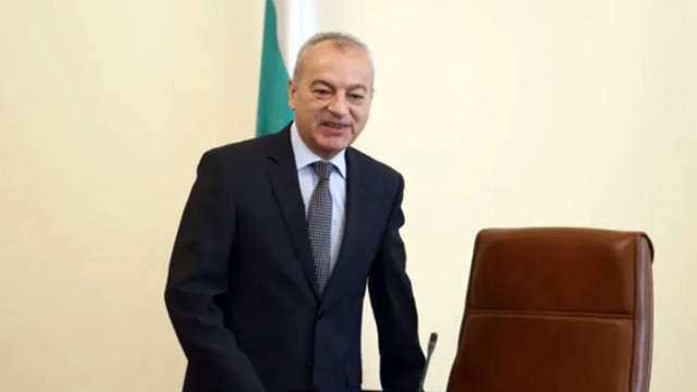 Служебният премиер Гълъб Донев е претърпял операция на коляното съобщават
