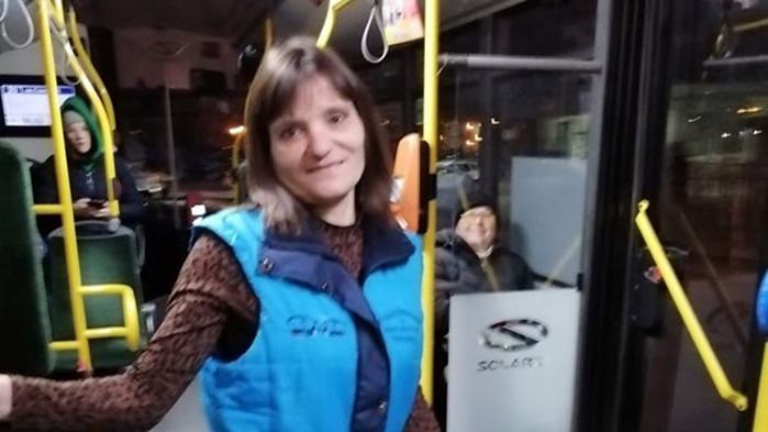 Мила контрольорка радва хората в градския транспорт в Стара Загора,