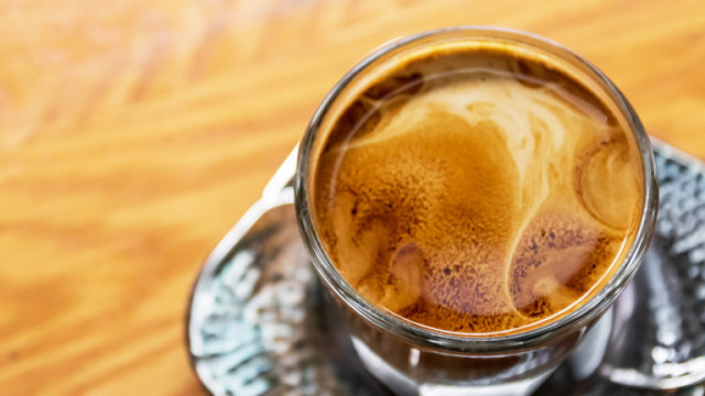 Докато някои предпочитат да хапват десерта си с кафе то