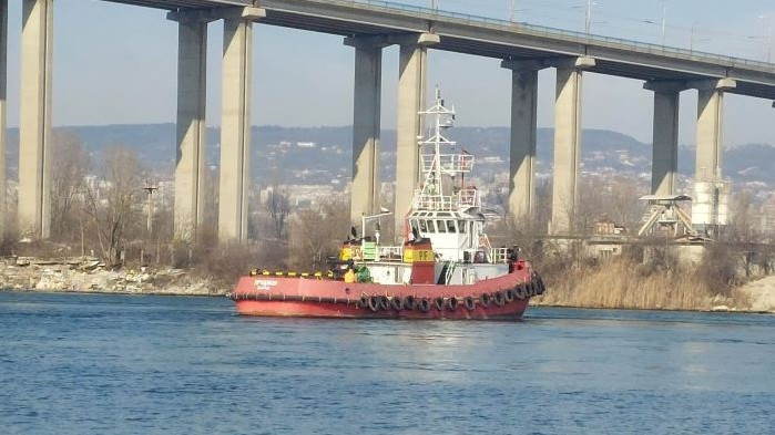 Кораб, превозващ павета заседна в плитчините на канала море-езеро във Варна (видео + снимки)