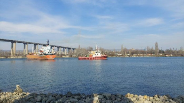 Кораб, превозващ павета заседна в плитчините на канала море-езеро във Варна (видео + снимки)