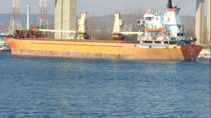 Влекачи изтеглиха заседналия кораб от канала море-езеро във Варна, предаде