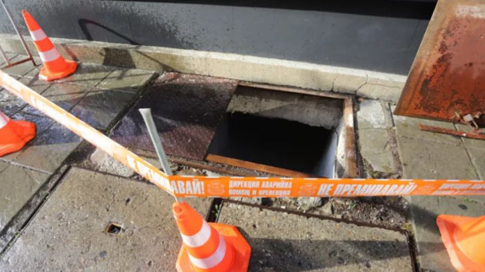 Човек е пропаднал в шахта на трамвайна спирка в столичния