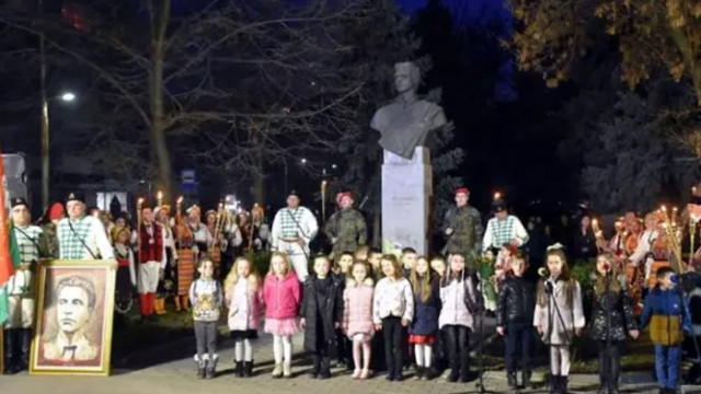 Стотици жители и гости на Благоевград се включиха във възпоменателния