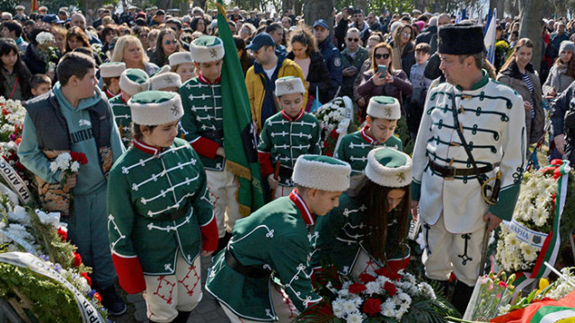 Хиляди варненци почетоха паметта на Васил Левски по повод 150 годишнината