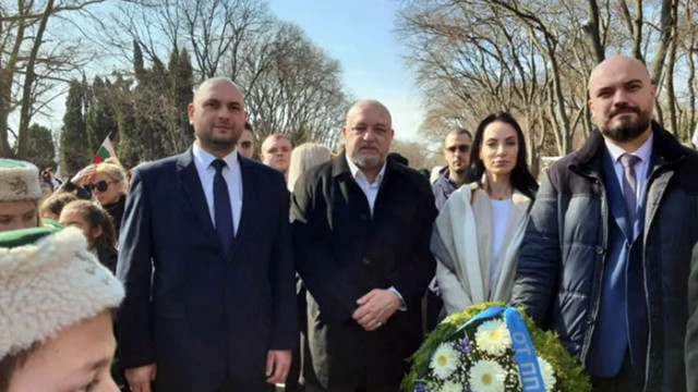 ПП ГЕРБ Варна  отдаде почит пред паметника на Васил
