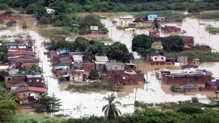 Наводнения и свлачища, предизвикани от проливните дъждове в Бразилия, отнеха