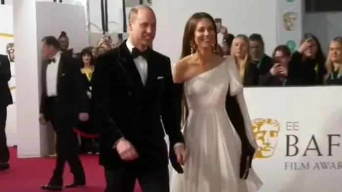 Принцът и принцесата на Уелс бяха аплодирани, когато пристигнаха на