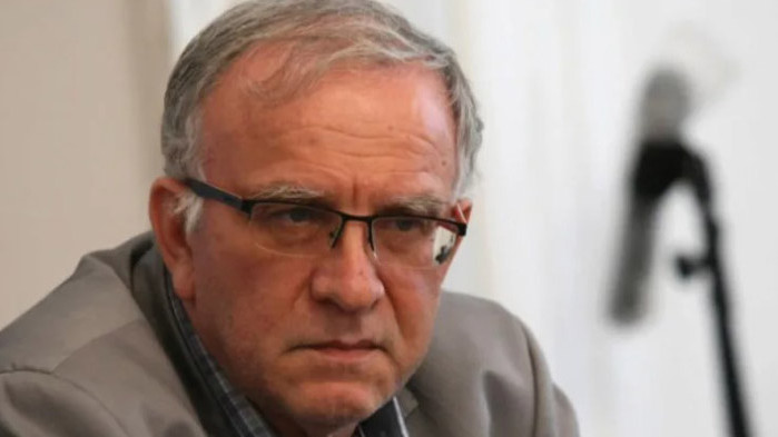 Днес членът на комисията Цветозар Томов напусна поста си на