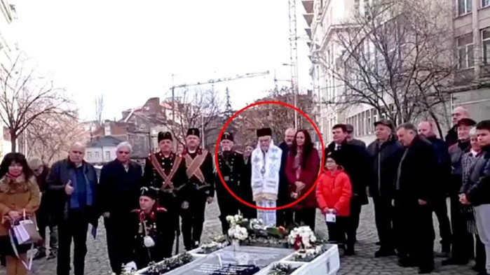 Мрежата ври: Кметица на ДБ откри паркопаметник на Васил Левски