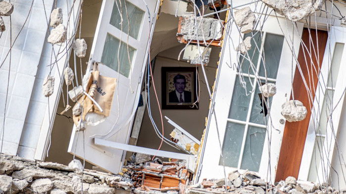 По-рано беше съобщено за шестима загинали и 294 ранени. Стихията връхлетя вече