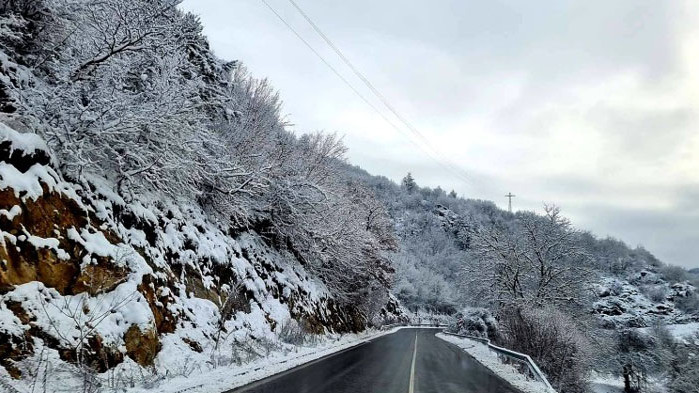 Лек автомобил падна от мост край село Говедарци в посока