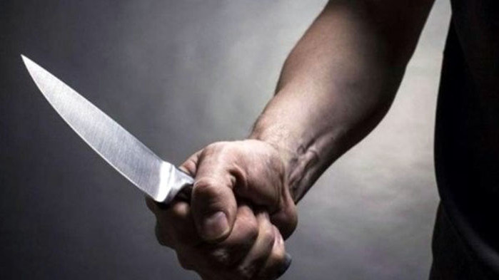 Ученик наръга учителката си с нож във Франция