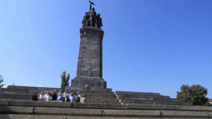 Плочата на паметника на Съветската армия в София  е счупена,