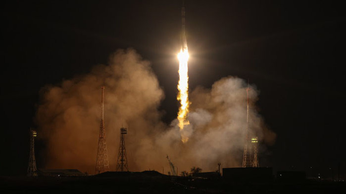 Русия изстреля в петък спасителен кораб за двама свои космонавти