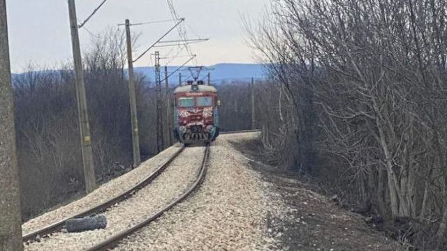 Товарен влак дерайлира в Карловско