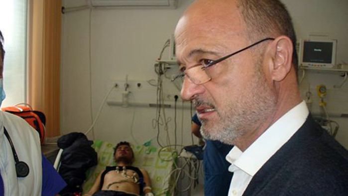 След катастрофата: Момче на 10 г. държи ръката на батко си, а той с окървавена глава