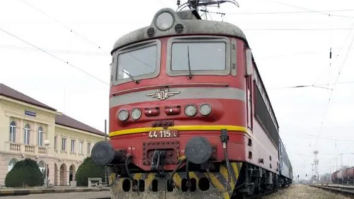 Огромни закъснения на влакове от София, пътници чакат повече от 2 часа
