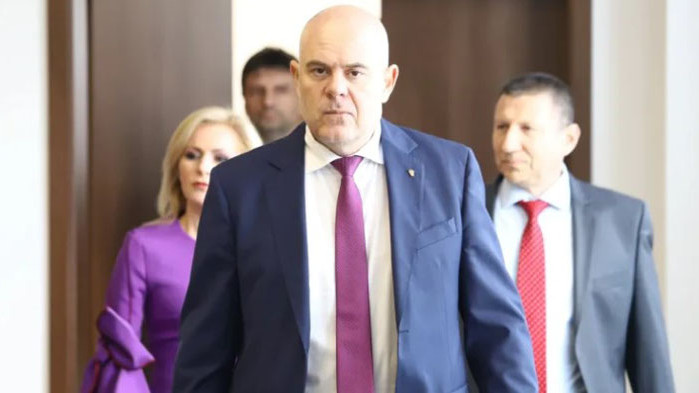 Търгуването с прокуратурата за партийна полза ни компрометира като държава