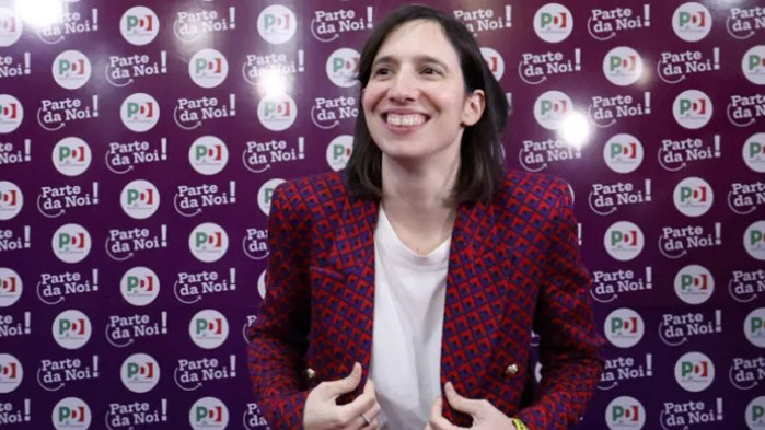 Тя е горда лесбийка, има три паспорта и води кампанията