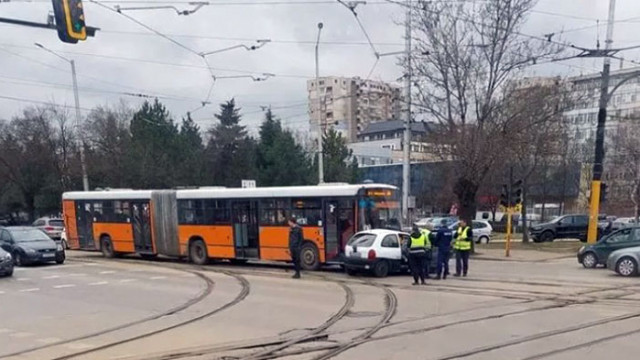 Катастрофа между автобус и кола в София