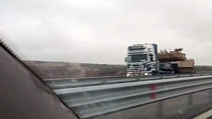 Танкове, натоварени на тирове по магистрала Тракия, накараха пътуващи да