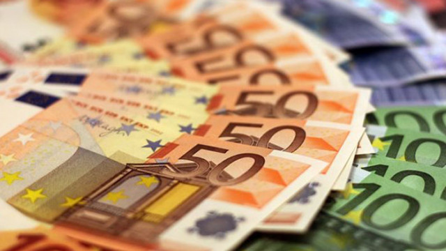 Курсът на еврото задържа курс от над 1 06 долара съобщиха