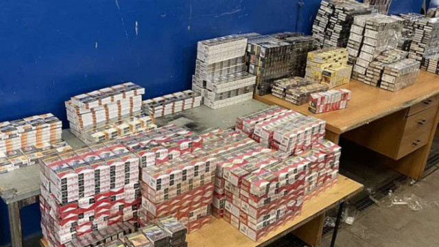Митнически служители откриха 2866 кутии цигари скрити в тайник при проверка